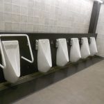 こういうタイプの立ち小便器を設置する施設wwwww こういうタイプの立ち小便器を設置する施設wwwww