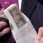 【悲報】森友のやべー奴、安倍首相に貰った100万(2万)を返しに行く 【悲報】森友のやべー奴、安倍首相に貰った100万(2万)を返しに行く