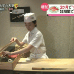 【悲報】女性寿司職人さん、テレビ取材で髪を触った手で寿司を握ってしまう 【悲報】女性寿司職人さん、テレビ取材で髪を触った手で寿司を握ってしまう