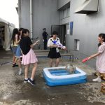 【悲報】16期の子どもたちをビショビショに濡らして大人たちが喜ぶ 【悲報】16期の子どもたちをビショビショに濡らして大人たちが喜ぶ