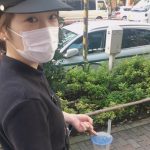 川栄李奈、飲み終わったタピオカに穴を開けて人差し指で持ち歩く。 川栄李奈、飲み終わったタピオカに穴を開けて人差し指で持ち歩く。
