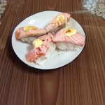 【画像】(ヽ´ん`) 「ほいよ 炙っちまえば加熱用サーモンでもうんめぇ寿司に様変わり」 【画像】(ヽ´ん`) 「ほいよ 炙っちまえば加熱用サーモンでもうんめぇ寿司に様変わり」