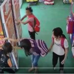 【動画】中国の幼女さん、集団で自販機を襲い飲み物を山分けする 【動画】中国の幼女さん、集団で自販機を襲い飲み物を山分けする