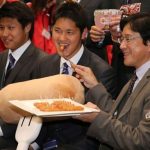 【悲報】大谷翔平、男と女で露骨に態度が違うwwwwwwww (※画像あり) 【悲報】大谷翔平、男と女で露骨に態度が違うwwwwwwww (※画像あり)