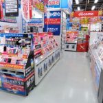 電気屋ワイ「ちょっとスマホ見てくか」店員「!!!」シュバババ 電気屋ワイ「ちょっとスマホ見てくか」店員「!!!」シュバババ