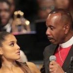 【衝撃画像】アリアナ・グランデ、牧師に横乳を揉まれる! 【衝撃画像】アリアナ・グランデ、牧師に横乳を揉まれる!