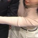 【画像】女子アナさん、生放送中に男にお●ぱいを押し付けるwwwwwwwwwww 【画像】女子アナさん、生放送中に男にお●ぱいを押し付けるwwwwwwwwwww