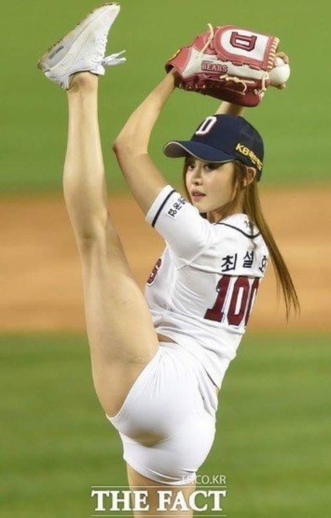 【画像】韓国の始球式セクシーすぎwwwwwwwwwwww
