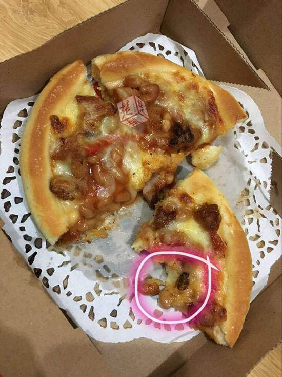 【画像】宅配ピザにゴキブリが混入!丸焦げで他の具材と見分けが付かず激怒へwwww