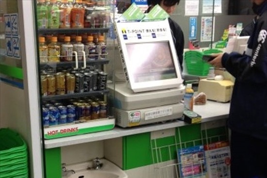 コンビニ店員「お箸お付けしますか?」クズ客「箸なくてどうやって食うの?」