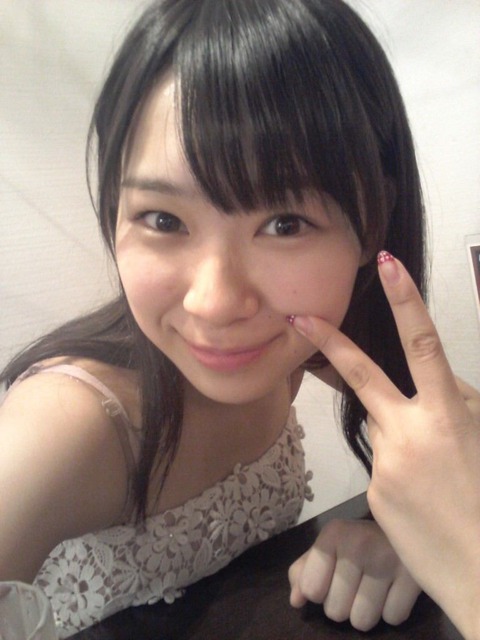【悲報】同棲がバレて首になった小笠原まゆが最後の最後までファン舐めて卒業する