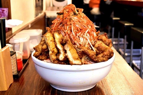 彡(^)(^)「20分でラーメン食いきったら賞金5万円?余裕やん食ったろ!」