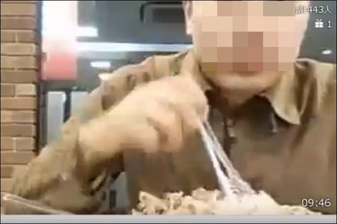 【悲報】おでんつんつん男に続いてトングで牛丼ぐちゃ混ぜ男現るwwwwwwww (※画像・動画あり)