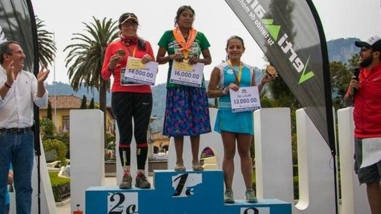 【衝撃】メキシコで50kmの山岳マラソン開催 、スカート姿＆タイヤで作ったサンダルを履いた先住民がぶっちぎりで優勝ｗｗｗｗｗ