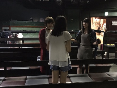 村山彩希と岡田奈々が公演終了後の16期生に指導する