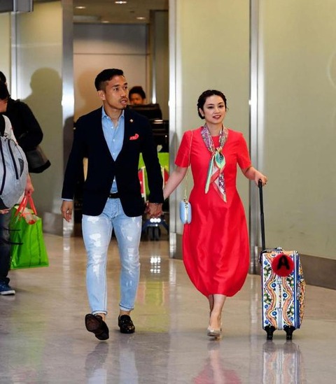 【画像】インテル長友・平愛梨夫妻がイタリアから帰国　揃って服のセンスが絶望的だと話題