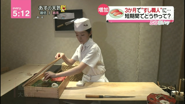 【悲報】女性寿司職人さん、テレビ取材で髪を触った手で寿司を握ってしまう