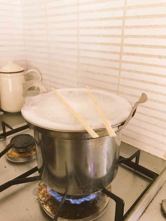 【画像】麺を茹でる時に「吹きこぼれを防ぐ方法」がめっちゃ簡単だと話題ｗｗｗｗｗｗｗｗ