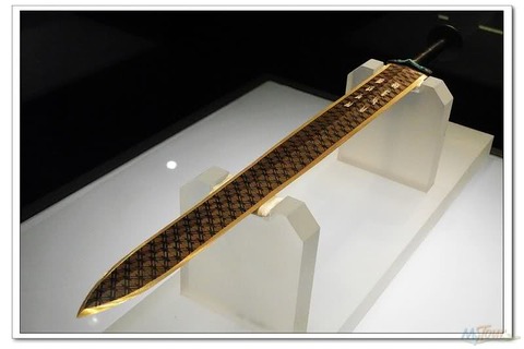 【画像】中国の3000年前の宝剣が糞かっこいいと話題にwwwwwww