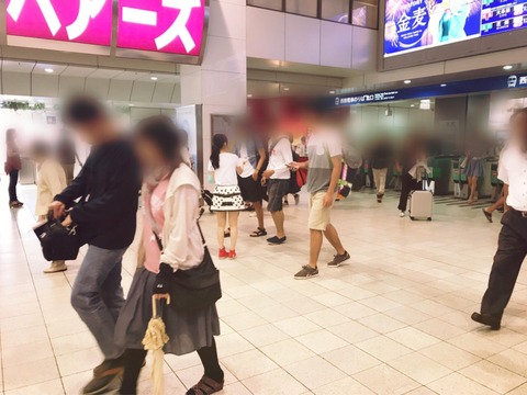 HKTの人気メンバーが48Gの原点にかえって駅構内でビラ配りを敢行！