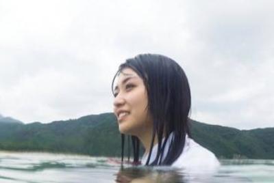 【画像】欅坂46・長濱ねる、制服姿で海を泳ぐ！水中写真を公開！