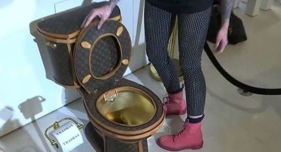 【画像】ルイ・ヴィトン柄の革で覆われた金のトイレが発売！！ → その値段wwwwww