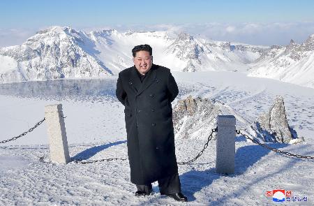 【画像】金正恩さん、標高2750ｍ大雪の白頭山を革靴とスーツで楽々登頂に成功wwwwwwww