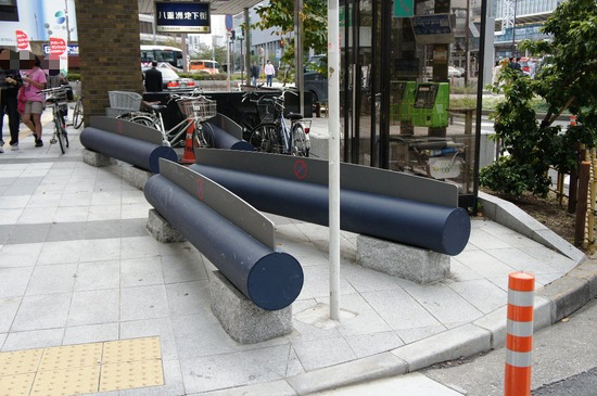【画像】東京都さん、とんでもないベンチを作ってしまうwwwwwww