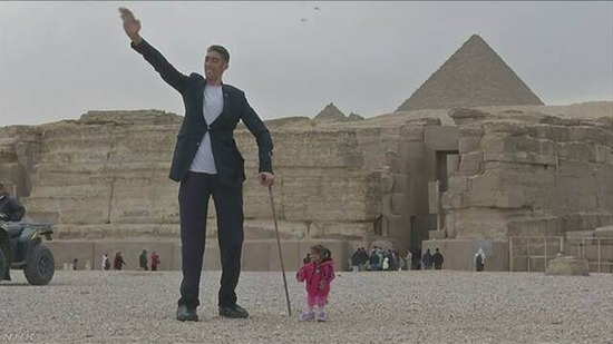 【画像】世界一身長が高い男性と低い女性がエジプトを訪問した結果wwwww