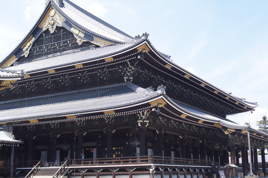 【画像】世界最大級の木造建築・御影堂、東本願寺に「ま」の落書きが発見される・・・