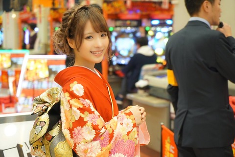 セクシー女優・桃乃木かなさん、元日から着物を着てパチンコ営業 （※画像あり）