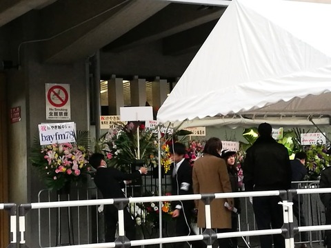 【悲報】冨樫義博さん、仕事せずに欅坂46に花を贈ってしまう