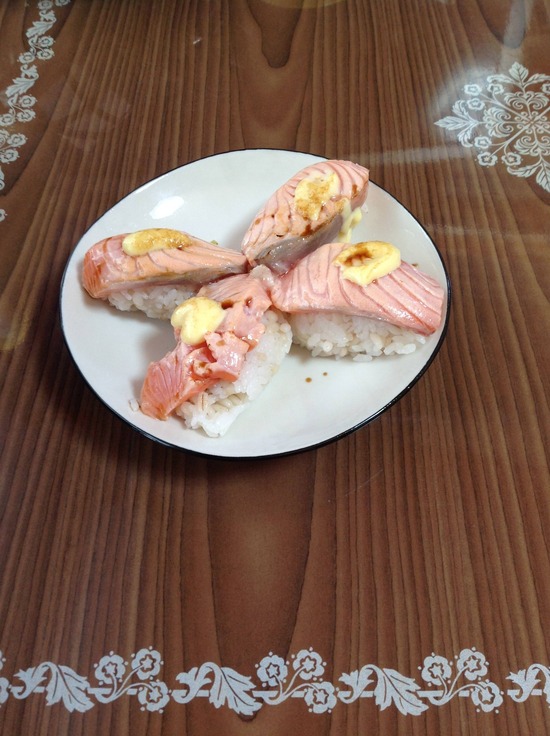 【画像】(ヽ´ん`) 「ほいよ 炙っちまえば加熱用サーモンでもうんめぇ寿司に様変わり」