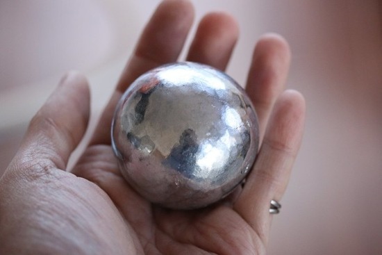 【画像】アルミホイルひたすら丸めたら表面ツルツル、デーモンコアみたいな大きな球になっちゃったｗｗｗｗｗｗ