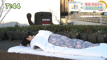 渋谷の路上で寝ている美女が見つかる