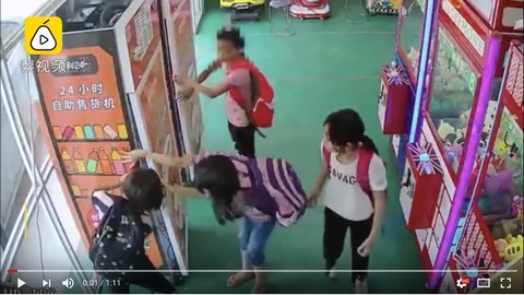 【動画】中国の幼女さん、集団で自販機を襲い飲み物を山分けする
