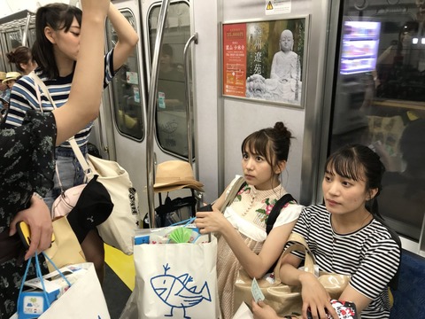 東海道本線に乗り込んだ美少女グループに車内騒然！！