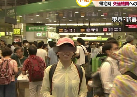 【画像】新宿駅中継に謎の人物！？TV各局の台風中継に夕方～夜中まで執拗に映りこむｗｗｗｗｗｗ