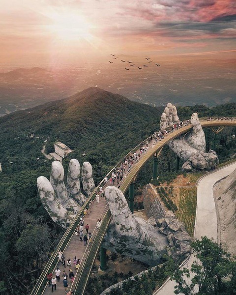 【画像】ベトナムに新しく出来た橋がちょっとシャレオツ