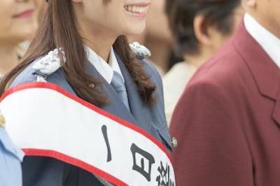 【画像】宇垣美里アナ、首にキスマークをつけたまま一日警察署長の仕事をするｗｗｗｗｗｗｗｗｗｗ