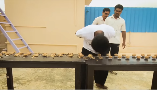 【動画】インド人がクルミ２１７個を頭で割りギネス記録にｗｗｗｗｗｗｗｗ