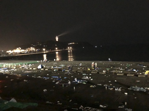 【世界が感動】江ノ島花火大会後の海岸に世界が仰天！「これが日本人のマナーだ」 （※画像あり）