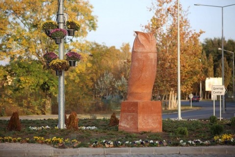 【悲報】セルビアのフクロウの像、「男性器に見える」と市民団体が抗議 （※画像あり）