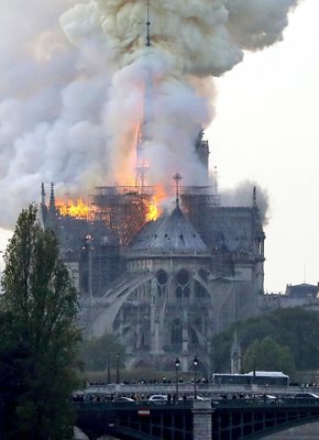 【動画】　それではここで、ノートルダム大聖堂が粉々に倒壊するシーンをご覧ください